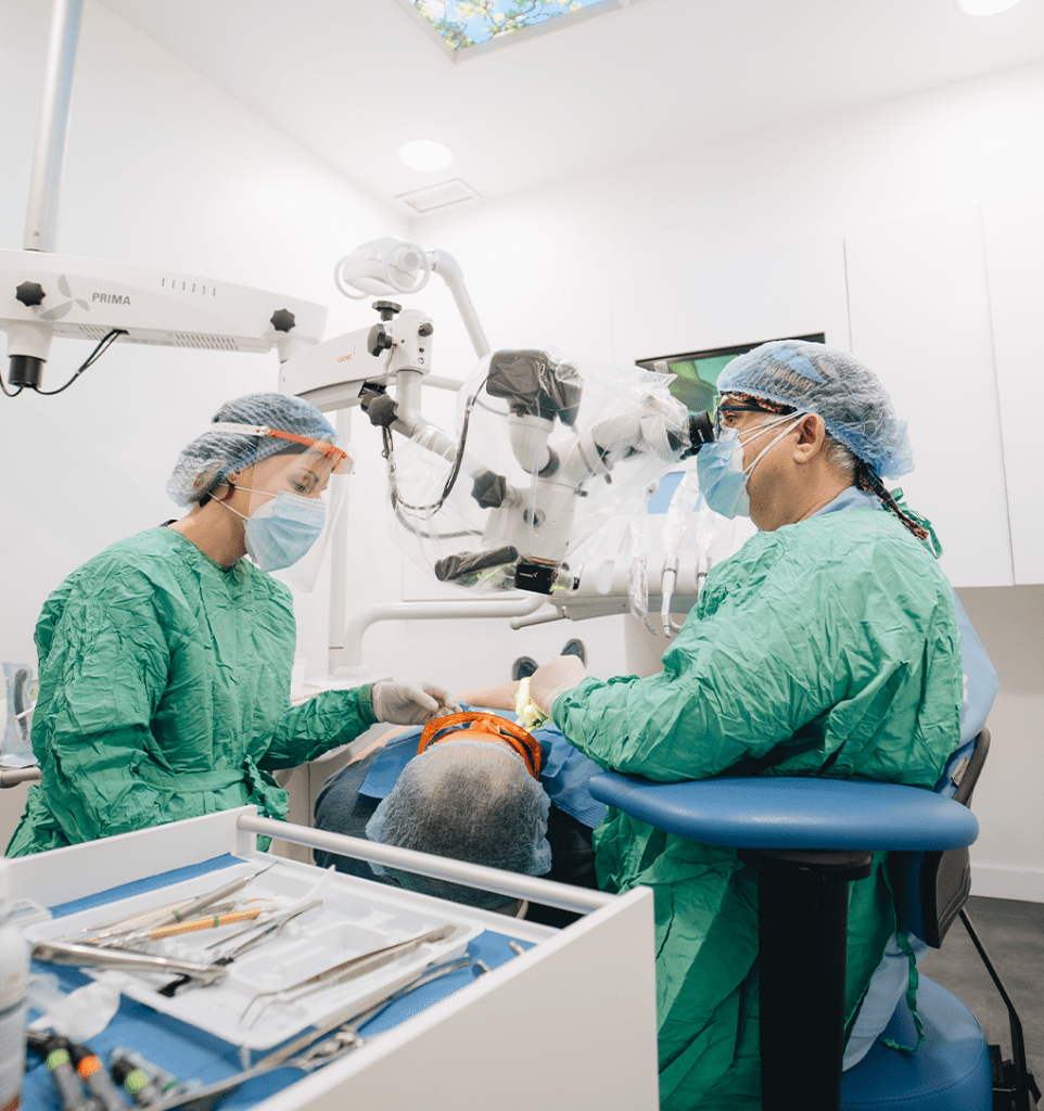 La endodoncia es la especialidad de la odontología dedicada al tratamiento de lo que se conoce vulgarmente como “nervio del diente.”